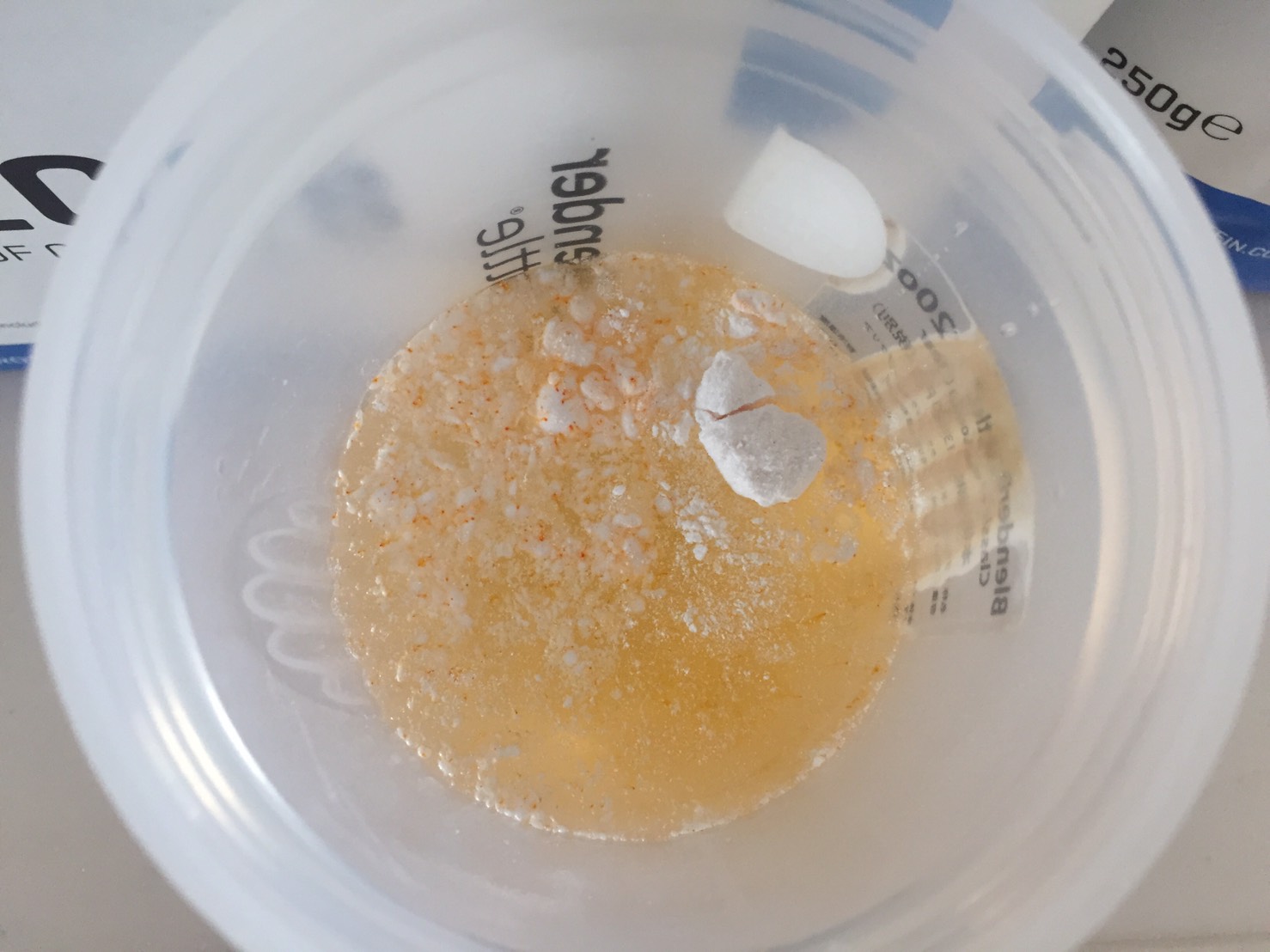 BCAA「オレンジ味(ORANGE FLAVOUR)」を250mlの水に溶かした様子