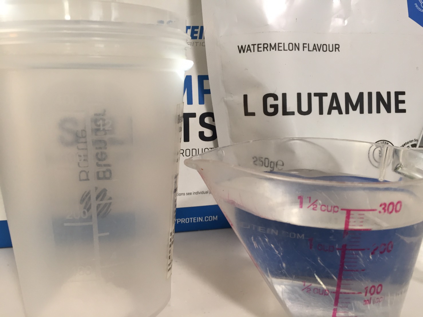 L-グルタミン「WATERMELON FLAVOUR(スイカ味)」を250mlの水に溶かします。