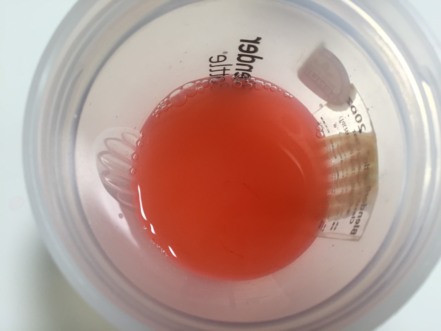 L-グルタミン「WATERMELON FLAVOUR(スイカ味)」に水を注いだ様子