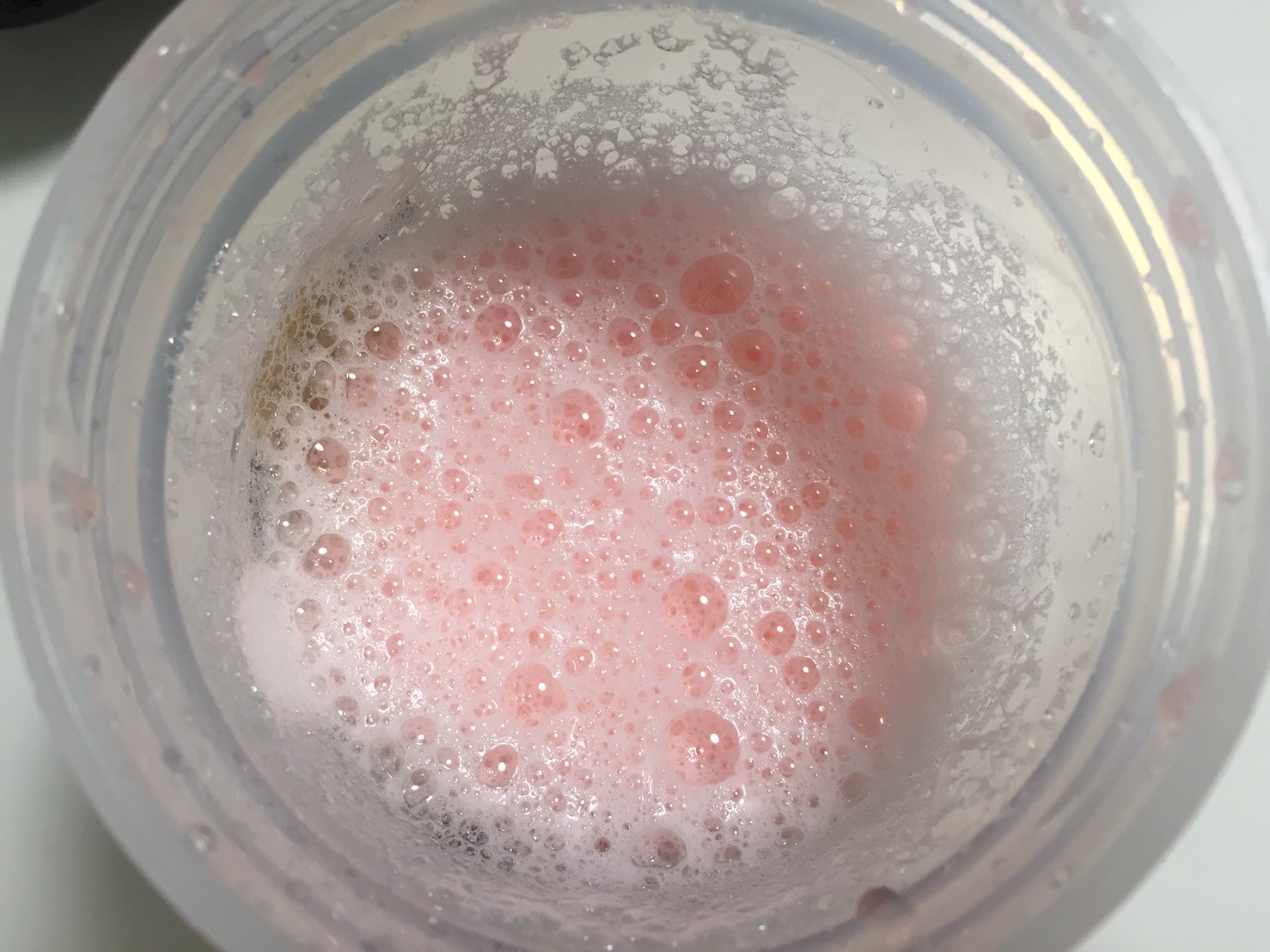 L-グルタミン「WATERMELON FLAVOUR(スイカ味)」をシェイクした直後の様子