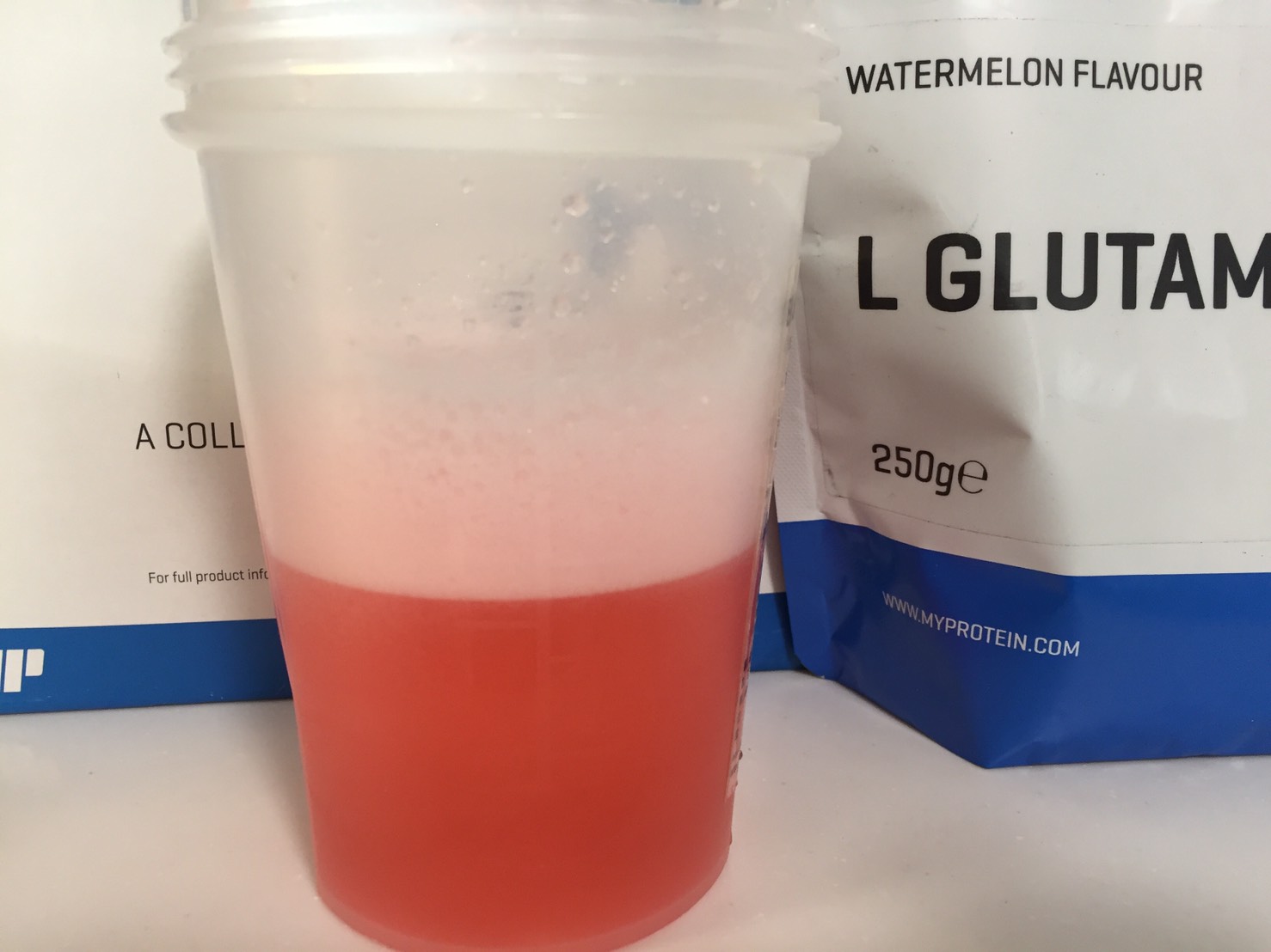 L-グルタミン「WATERMELON FLAVOUR(スイカ味)」を横から撮影した様子