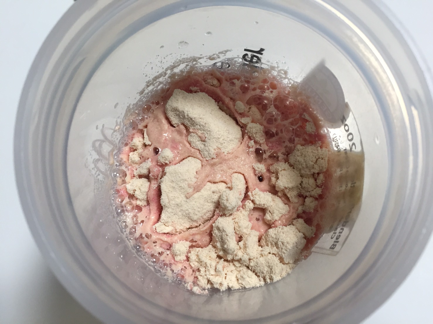 【WPC】Impactホエイプロテイン「CHRISTMAS CAKE FLAVOUR(クリスマスケーキ味)」に水を注いだ直後の様子