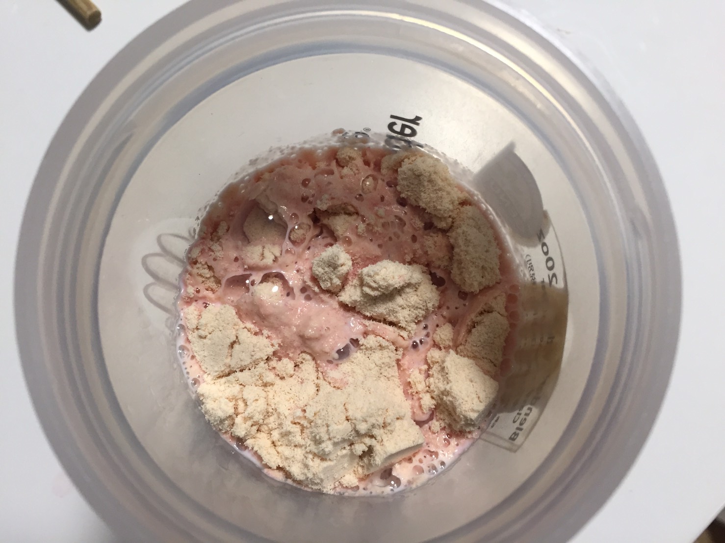 【WPC】Impactホエイプロテイン「CHRISTMAS CAKE FLAVOUR(クリスマスケーキ味)」に牛乳を注いだ直後の様子