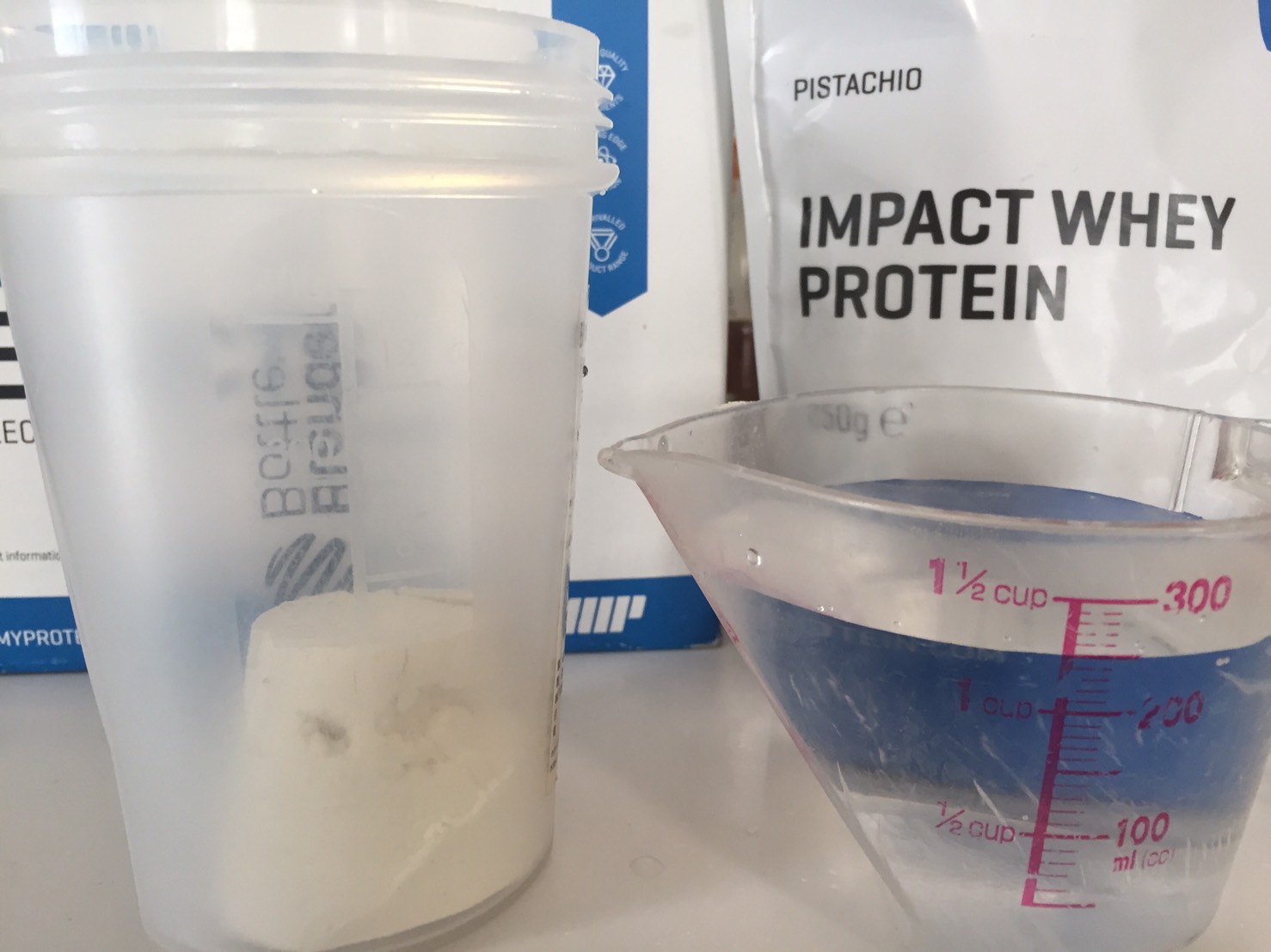 【WPC】Impactホエイプロテイン「PISTACHIO(ピスタチオ味)」を250mlの水に溶かします