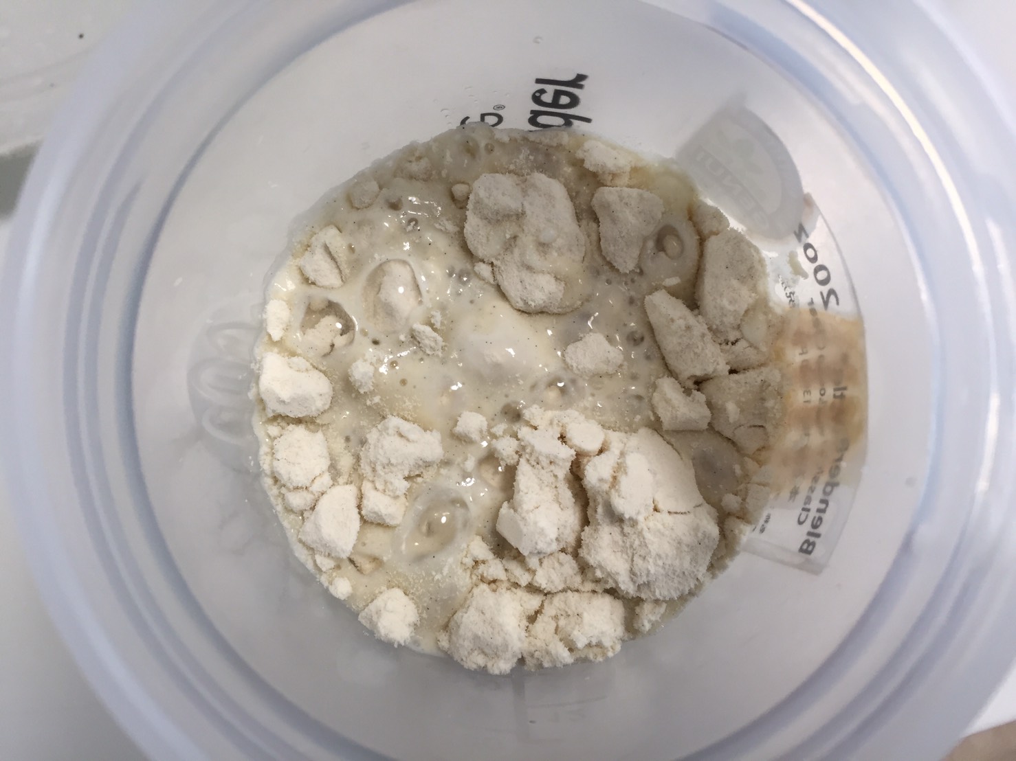 【WPC】Impactホエイプロテイン「PISTACHIO(ピスタチオ味)」に牛乳を注いだ直後の様子