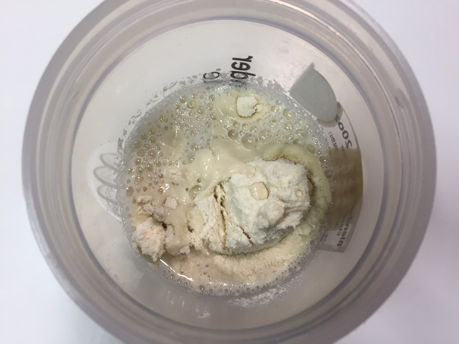 【WPC】Impactホエイプロテイン「COCONUT(ココナッツ味)」に水を注いだ直後の様子