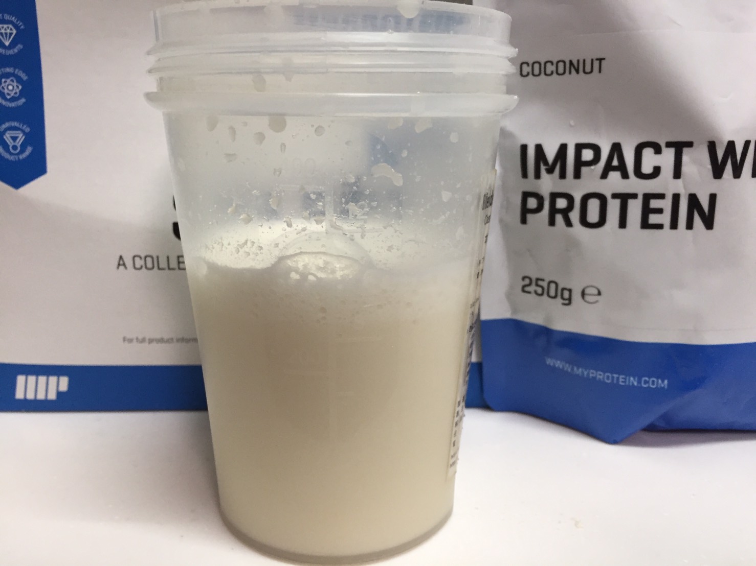 【WPC】Impactホエイプロテイン「COCONUT(ココナッツ味)」を横から撮影した様子