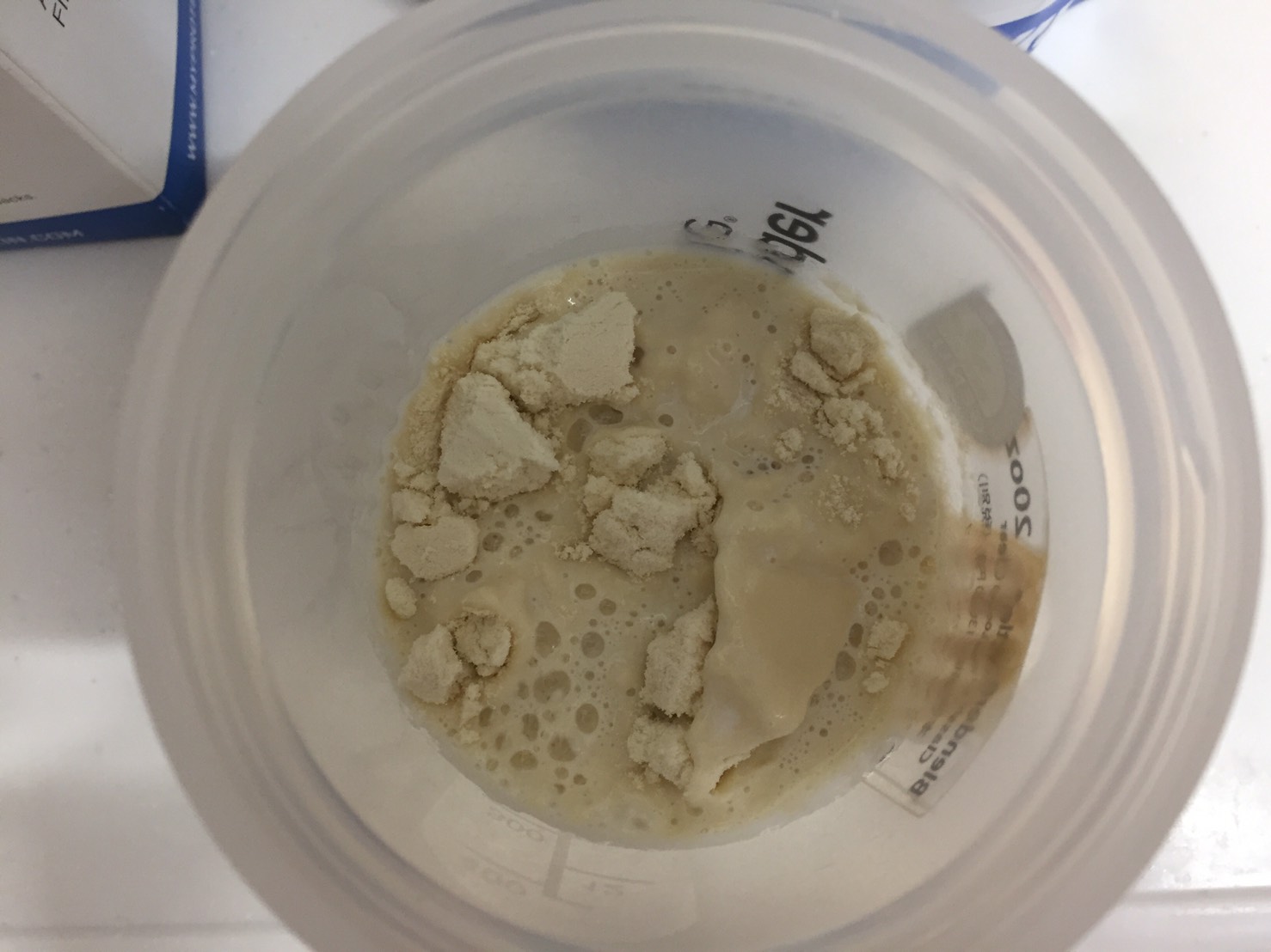 【WPC】Impactホエイプロテイン「COCONUT(ココナッツ味)」に牛乳を注いだ直後の様子