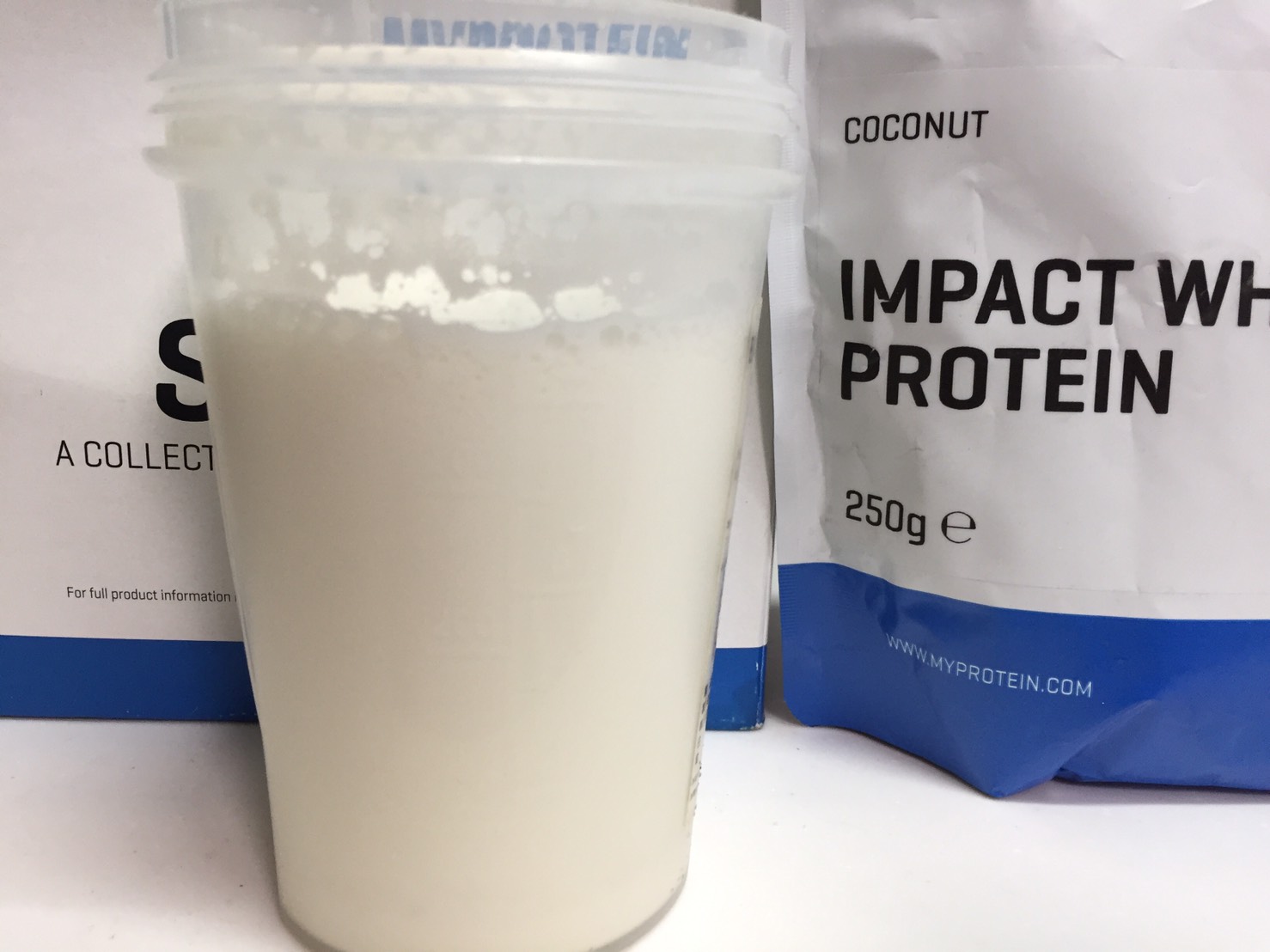 【WPC】Impactホエイプロテイン「COCONUT(ココナッツ味)」を横から撮影した様子