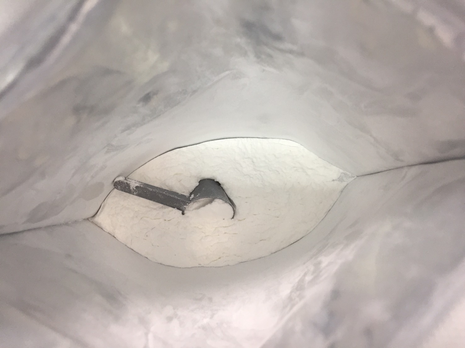 L-グルタミン「BLUE RASPBERRY FLAVOUR(ブルーラズベリー味)」を開封した様子