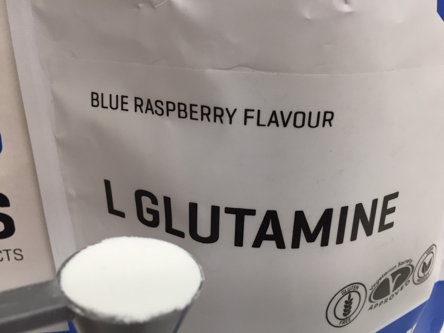 L-グルタミン「BLUE RASPBERRY FLAVOUR(ブルーラズベリー味)」の様子