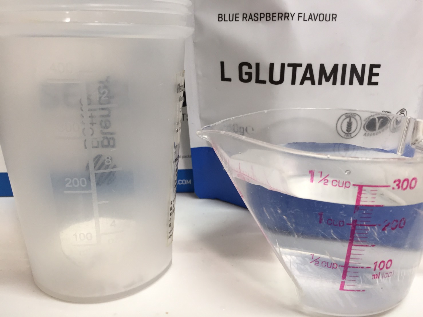 L-グルタミン「BLUE RASPBERRY FLAVOUR(ブルーラズベリー味)」を250mlの水に溶かします。