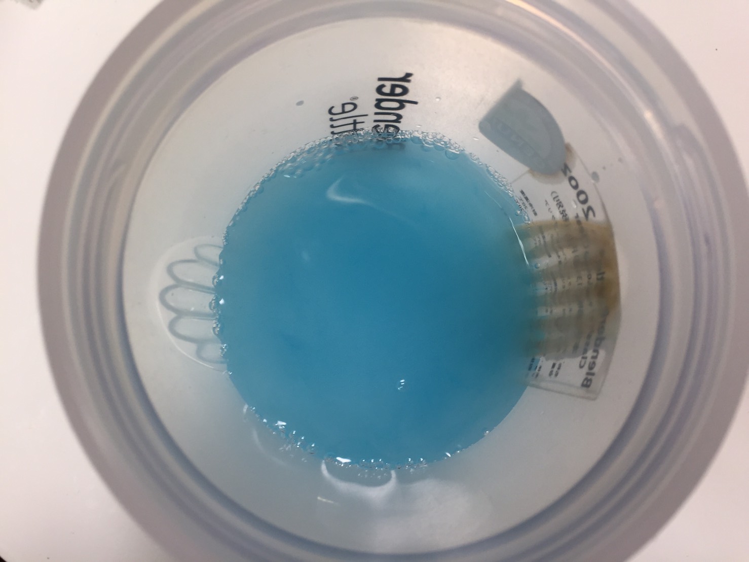 L-グルタミン「BLUE RASPBERRY FLAVOUR(ブルーラズベリー味)」に水を注いだ直後の様子