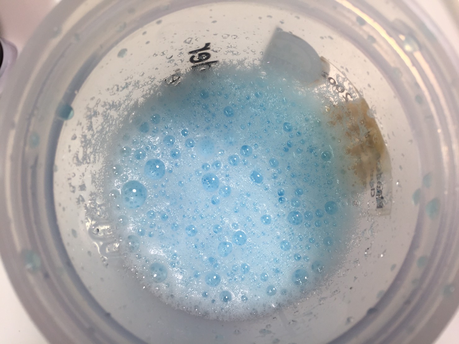 L-グルタミン「BLUE RASPBERRY FLAVOUR(ブルーラズベリー味)」をシェイクした直後の様子