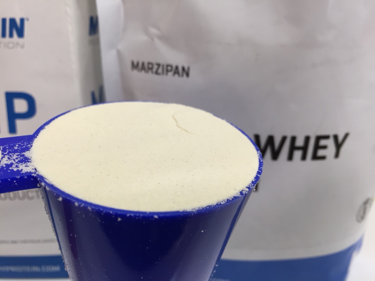 【WPC】Impactホエイプロテイン「MARZIPAN(マジパン味・マルチパン味)」の様子