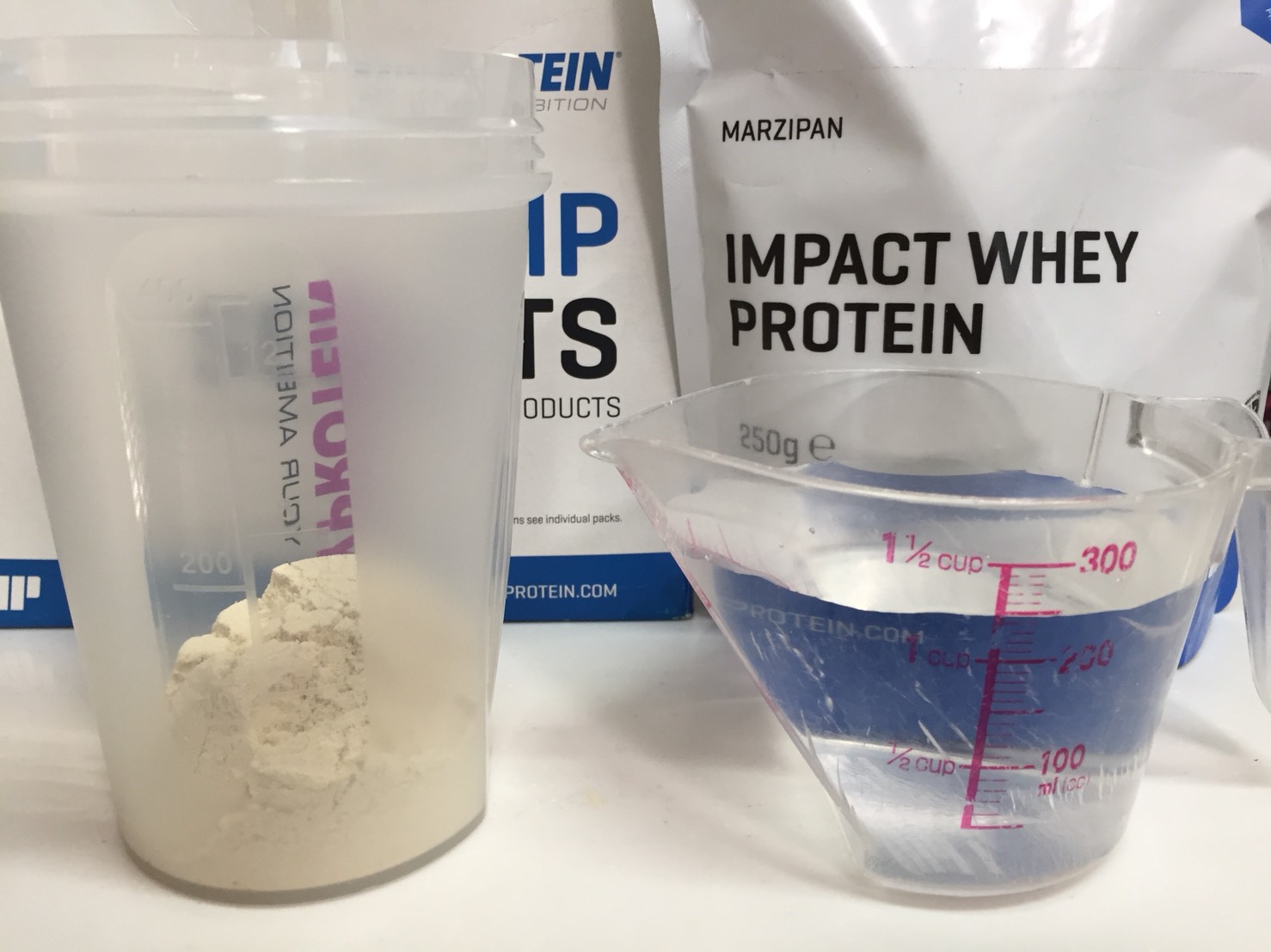 【WPC】Impactホエイプロテイン「MARZIPAN(マジパン味・マルチパン味)」を250mlの水に溶かします。