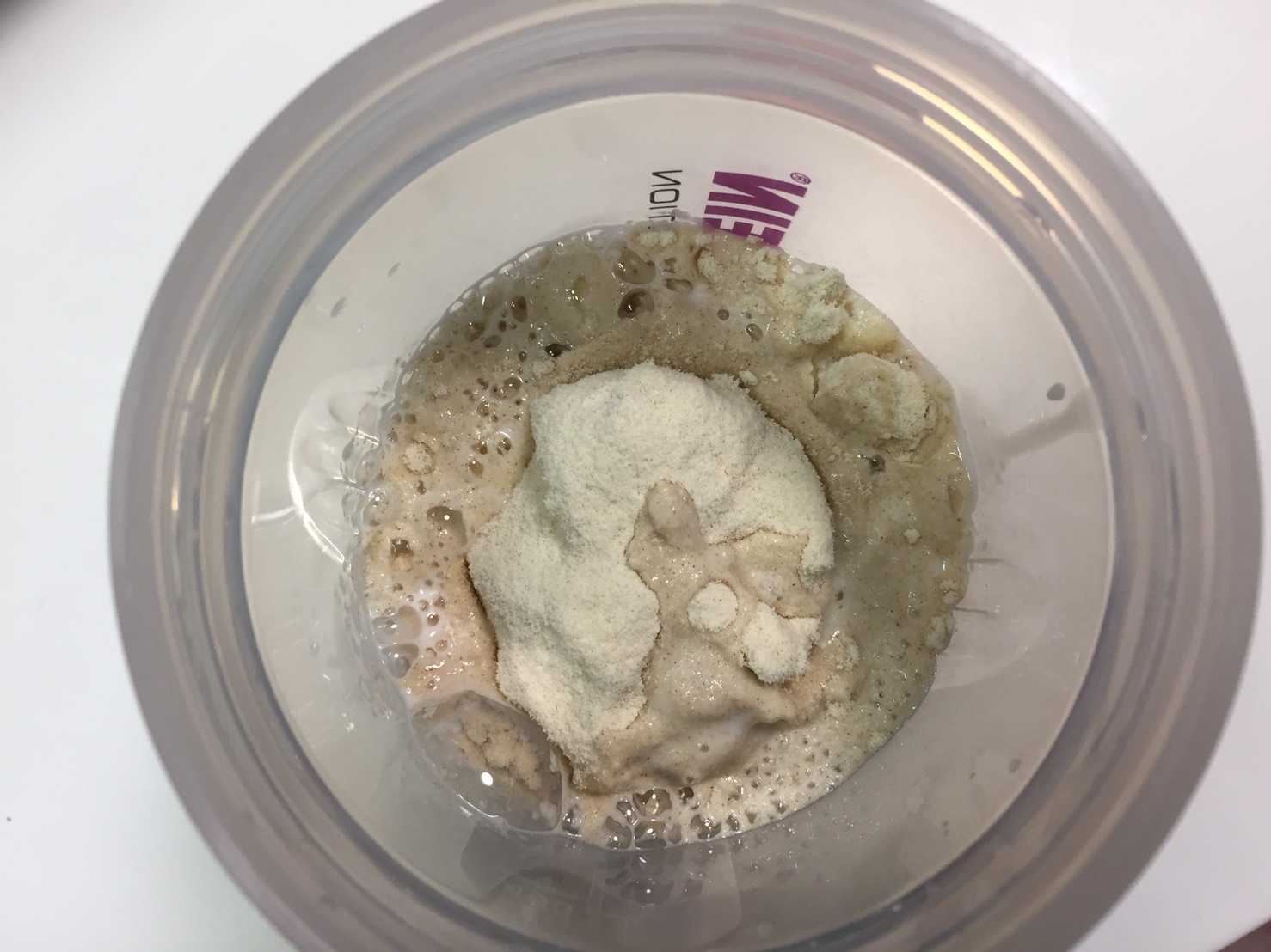 【WPC】Impactホエイプロテイン「MARZIPAN(マジパン味・マルチパン味)」に牛乳を注いだ直後の様子