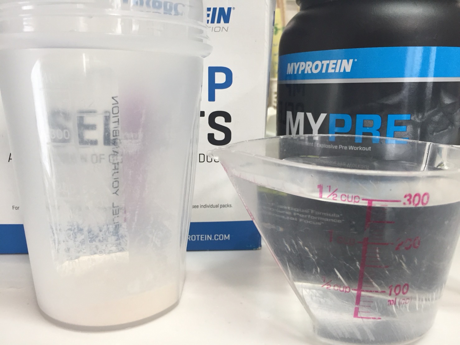 MYPRE(マイプレ)「Lemon&Lime Flavour(レモン&ライム味)」を300mlの水に溶かします。