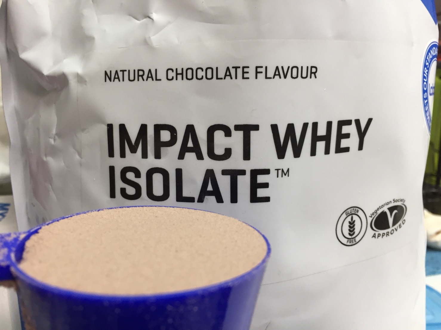 【WPI】IMPACT 分離ホエイプロテイン (アイソレート)「NATURAL CHOCOLATE FLAVOUR(ナチュラルチョコレート味)」の様子
