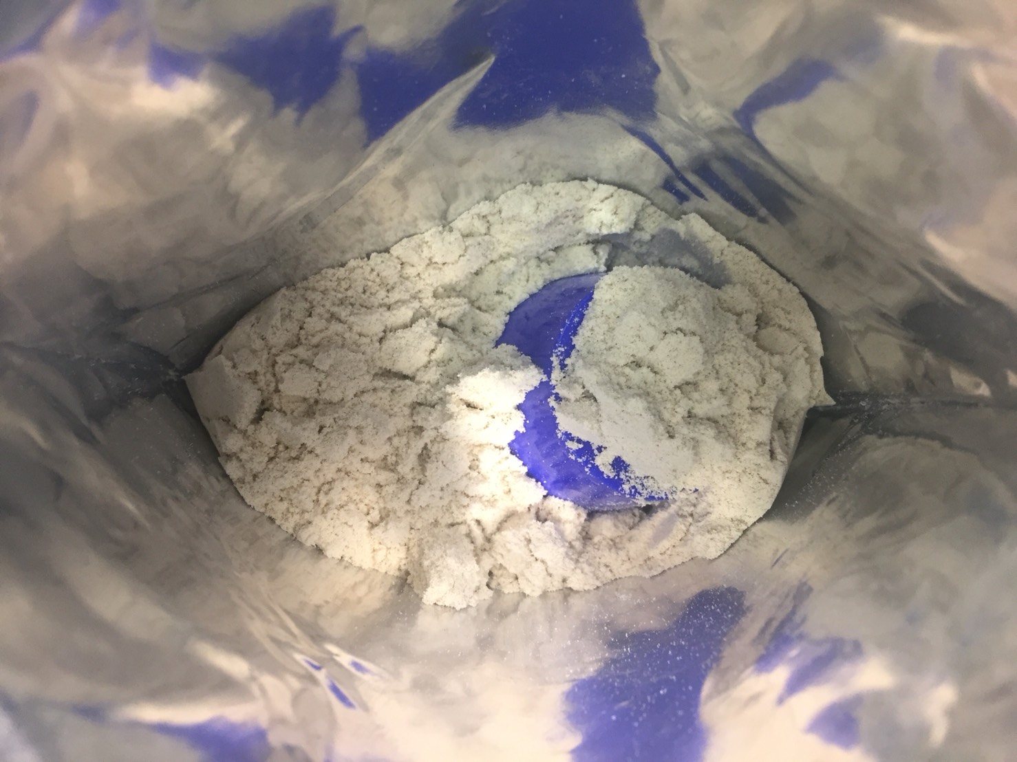 【WPC】Impactホエイプロテイン「SPECULOOS(スペキュラース味)」を開封した様子