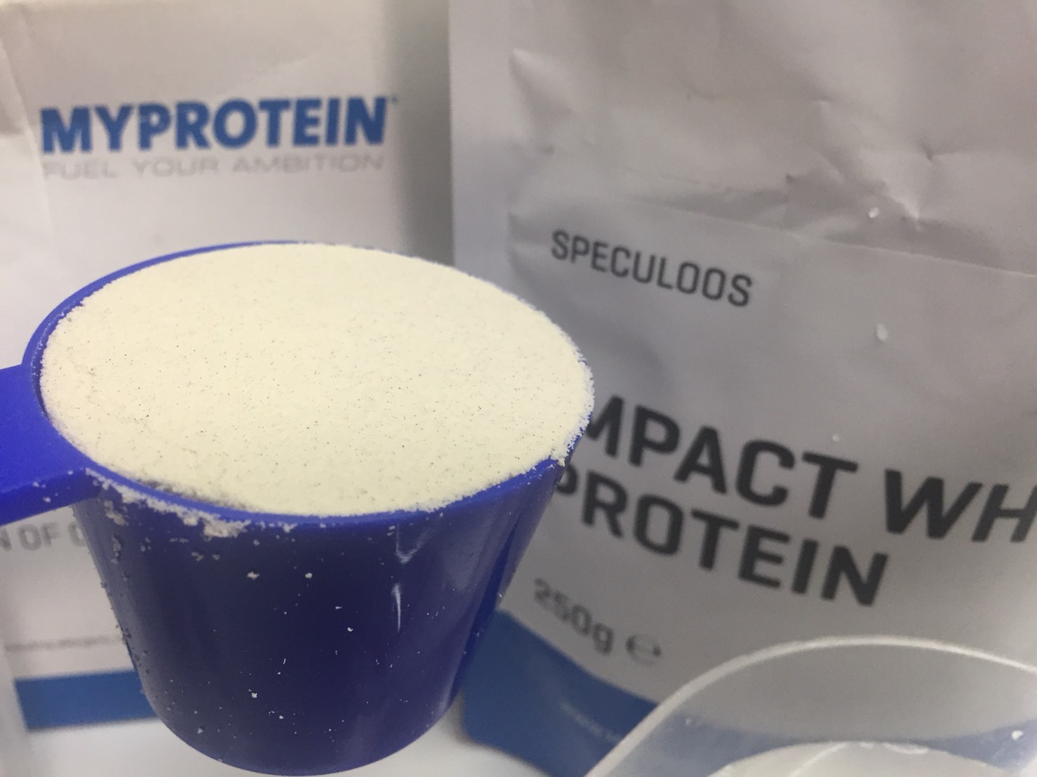 【WPC】Impactホエイプロテイン「SPECULOOS(スペキュラース味)」を開封した様子