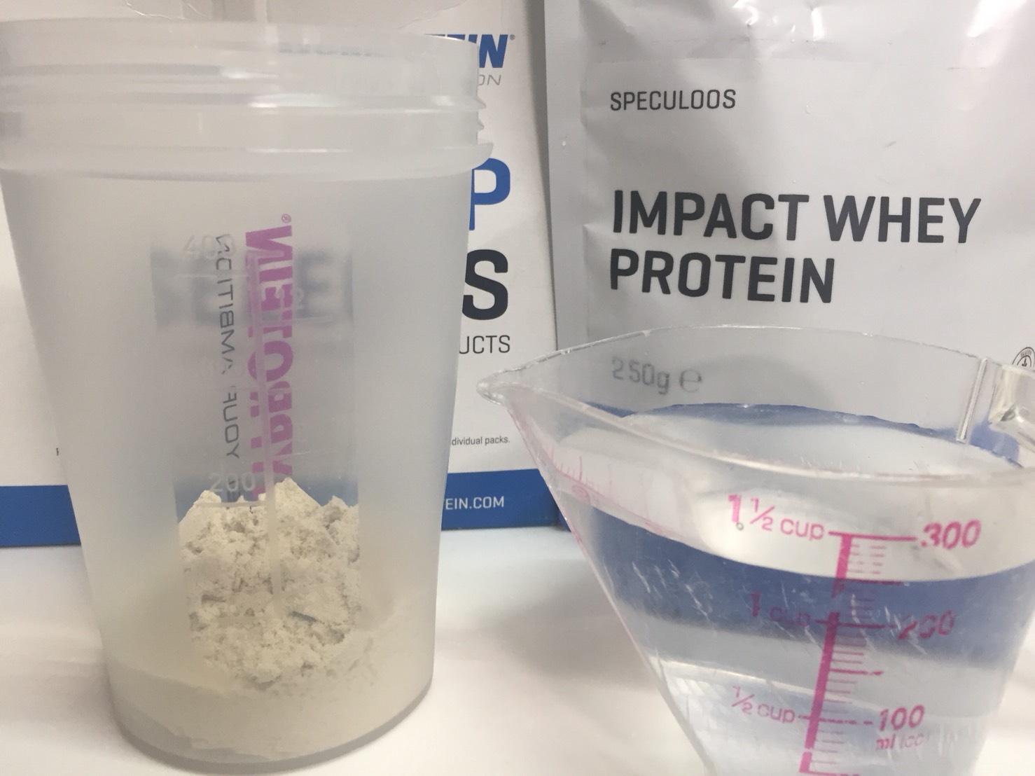 【WPC】Impactホエイプロテイン「SPECULOOS(スペキュラース味)」を250mlの水に溶かします。