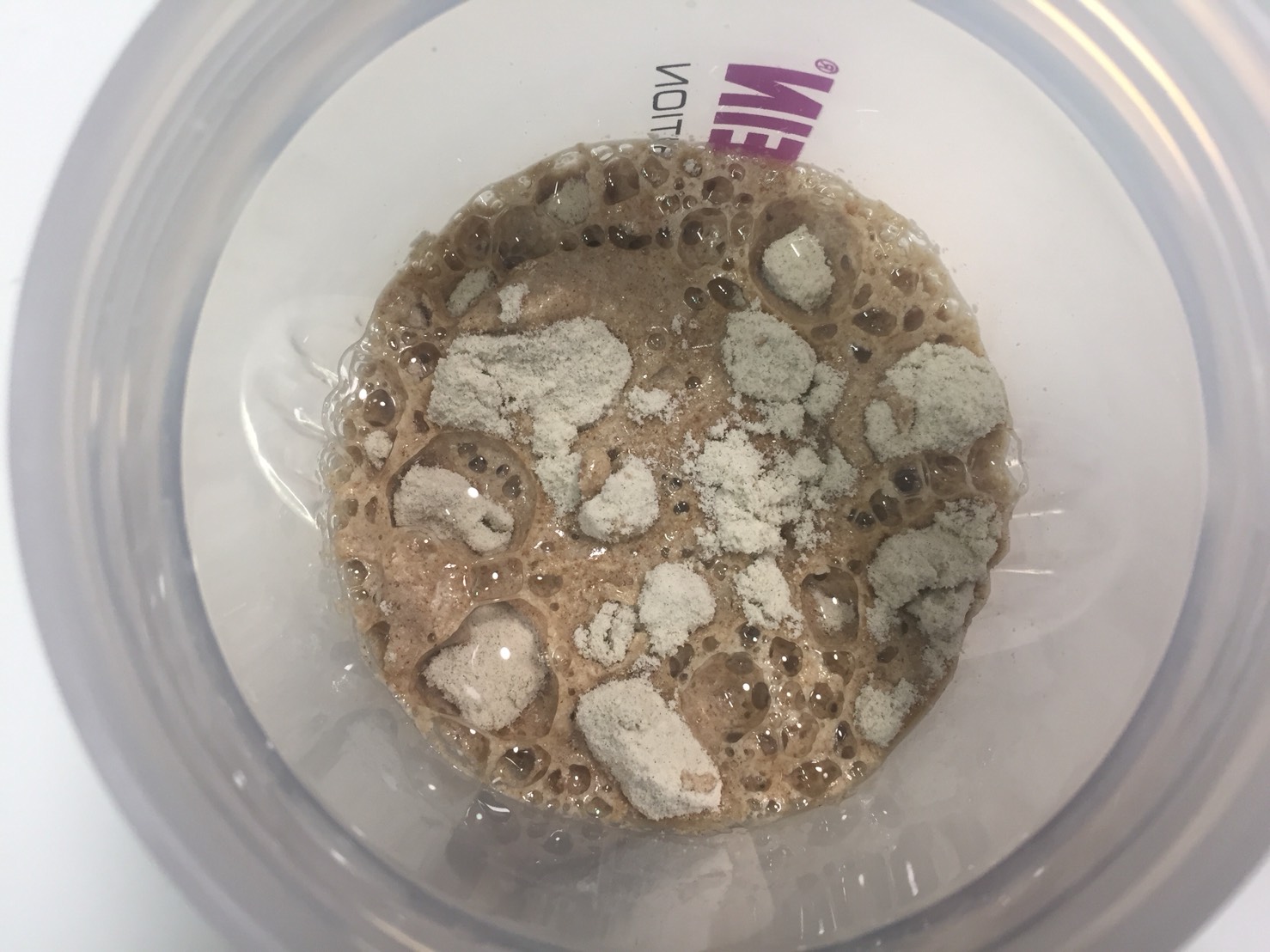 【WPC】Impactホエイプロテイン「SPECULOOS(スペキュラース味)」に水を注いだ直後の様子