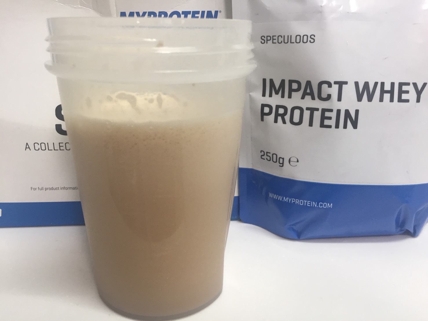 【WPC】Impactホエイプロテイン「SPECULOOS(スペキュラース味)」を横から撮影した様子