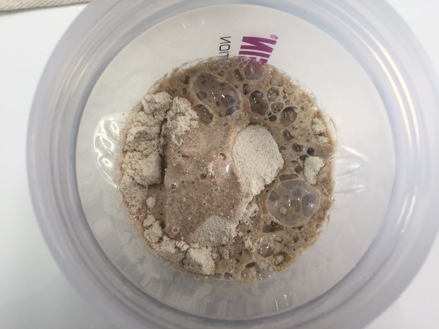 【WPC】Impactホエイプロテイン「SPECULOOS(スペキュラース味)」に250mlの牛乳を入れた直後の様子