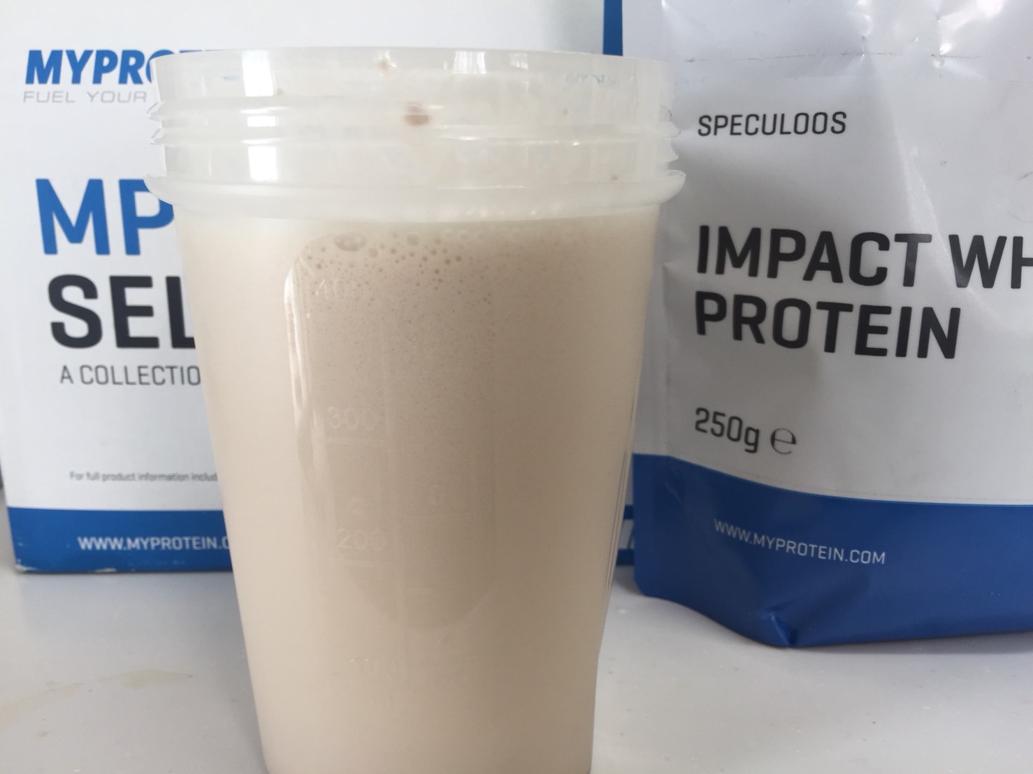 【WPC】Impactホエイプロテイン「SPECULOOS(スペキュラース味)」を横から撮影した様子