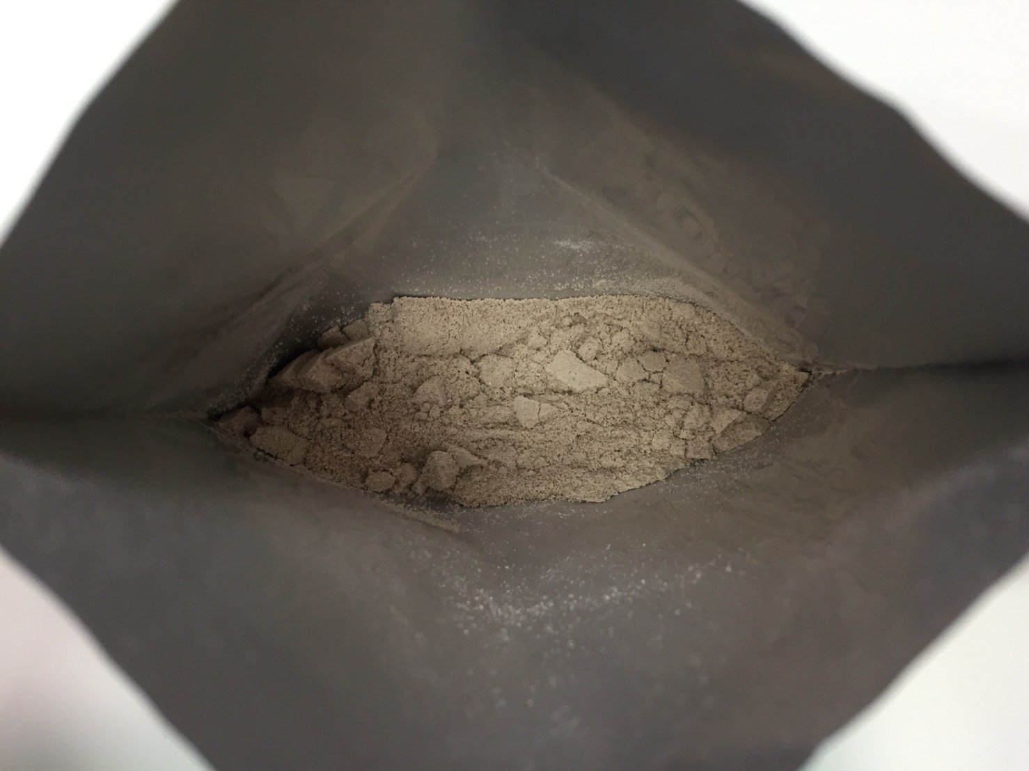Active Women Diet Blend(アクティブウーマンダイエットブレンド)「CHOCOLATE FUDGE BROWNIE(チョコレート味)」を開封した様子