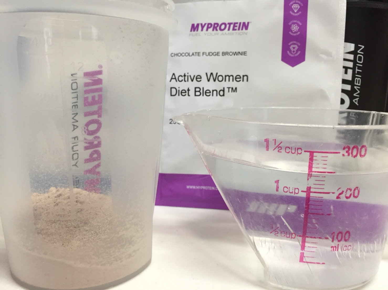 Active Women Diet Blend(アクティブウーマンダイエットブレンド)「CHOCOLATE FUDGE BROWNIE(チョコレート味)」を250mlの水に溶かします