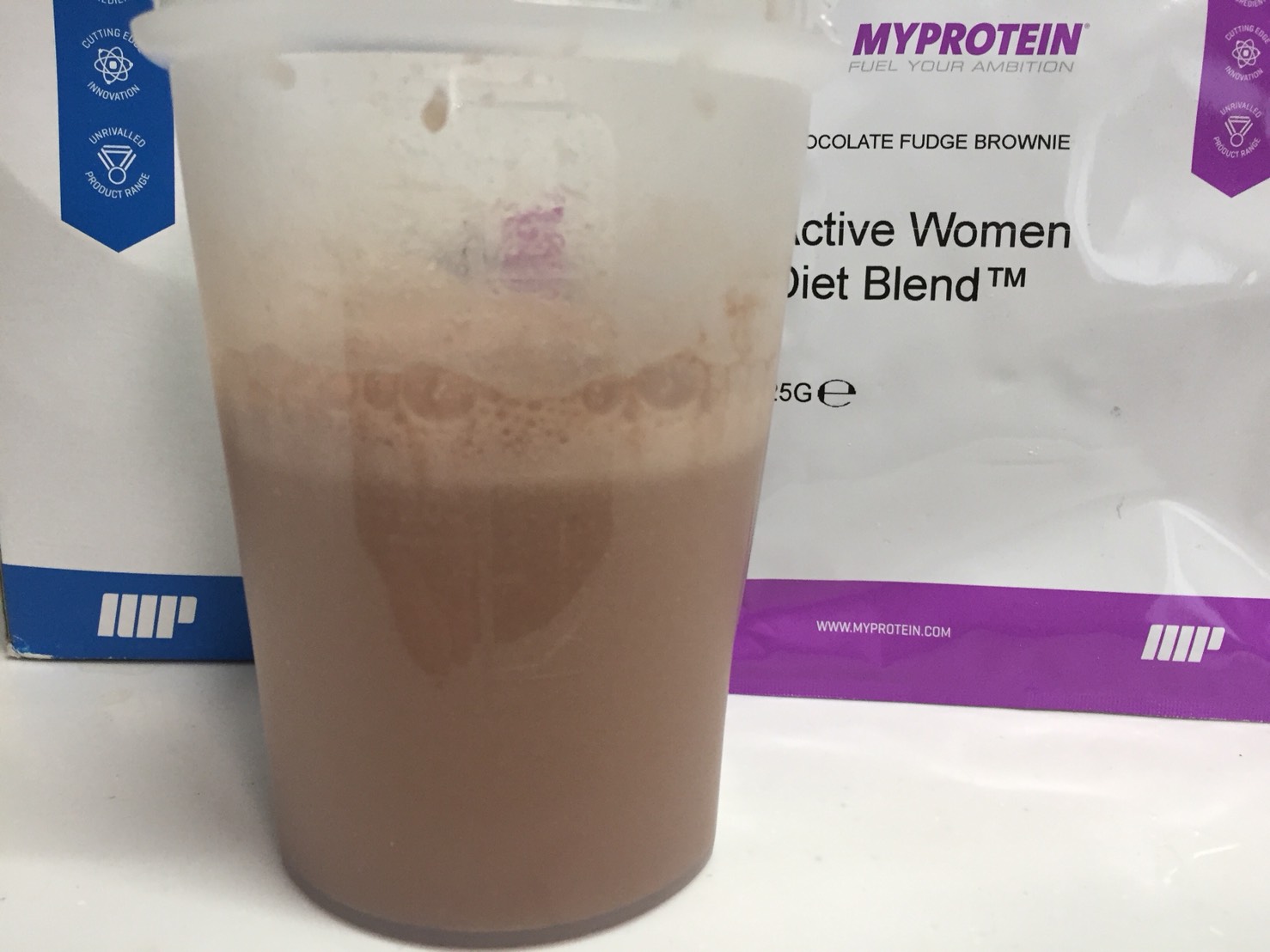 Active Women Diet Blend(アクティブウーマンダイエットブレンド)「CHOCOLATE FUDGE BROWNIE(チョコレート味)」を横から撮影した様子
