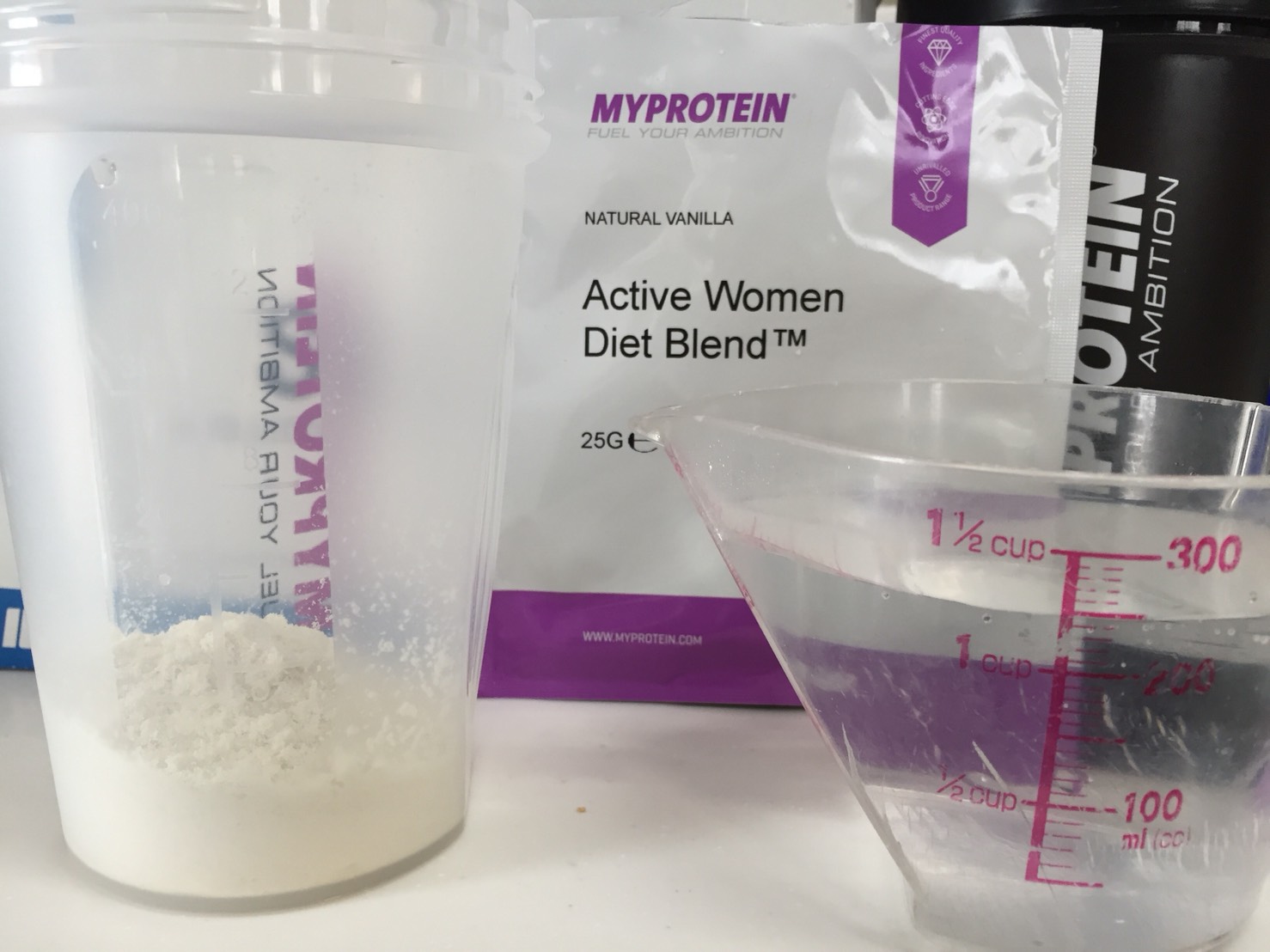 Active Women Diet Blend(アクティブウーマンダイエットブレンド)「NATURAL VANILLA(ナチュラルバニラ味)」を250mlの水に溶かします