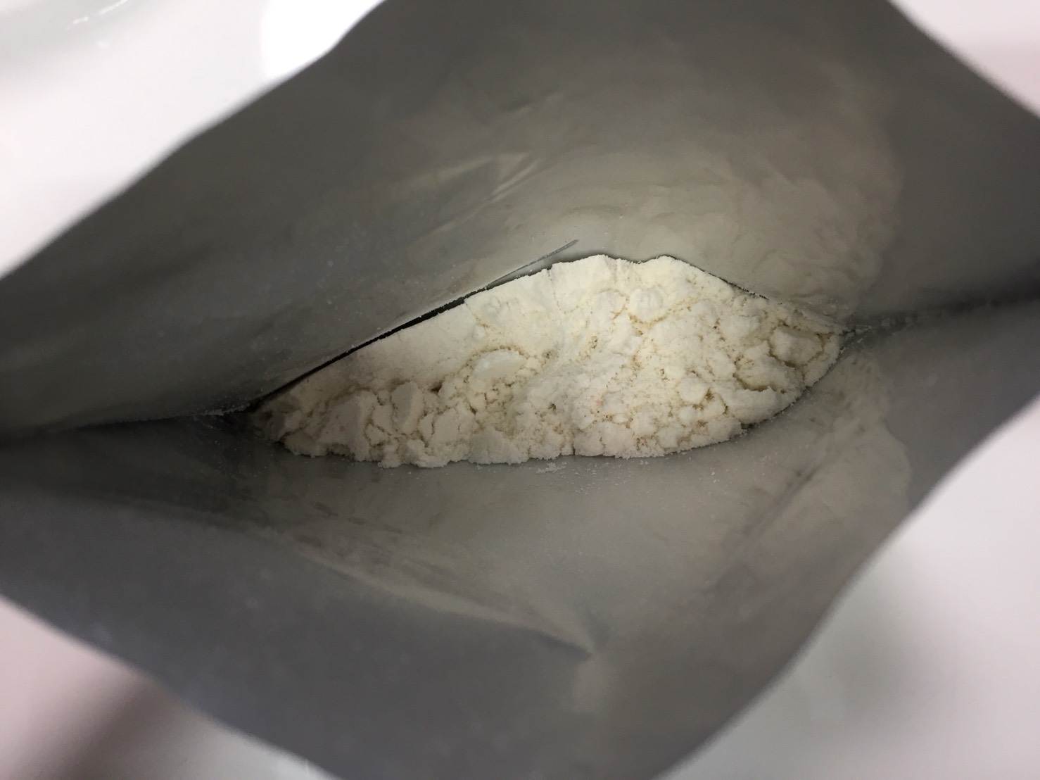 Active Women Diet Blend(アクティブウーマンダイエットブレンド)「Tosted Marshmallow(トーストマシュマロ味)」を開封した様子