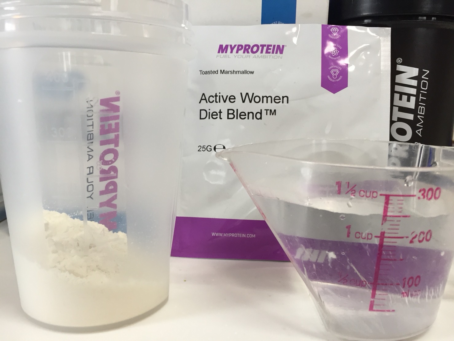 Active Women Diet Blend(アクティブウーマンダイエットブレンド)「Tosted Marshmallow(トーストマシュマロ味)」を250mlの水に溶かします