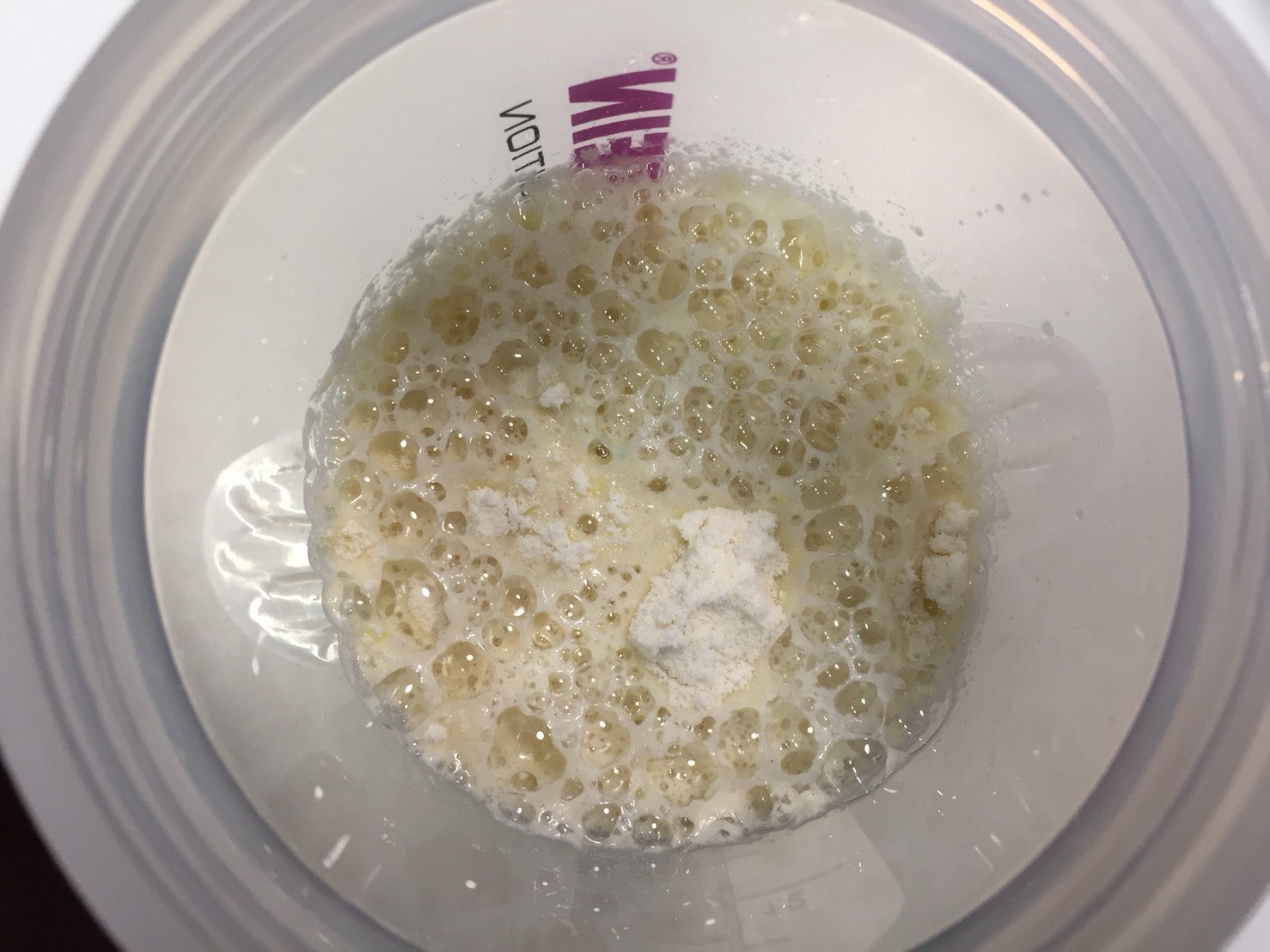 Active Women Diet Blend(アクティブウーマンダイエットブレンド)「Tosted Marshmallow(トーストマシュマロ味)」に水を注いだ直後の様子