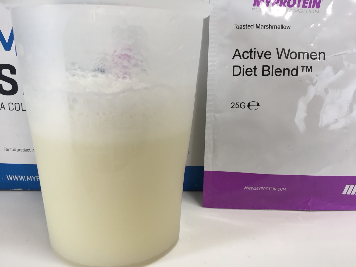 Active Women Diet Blend(アクティブウーマンダイエットブレンド)「Tosted Marshmallow(トーストマシュマロ味)」を横から撮影した様子