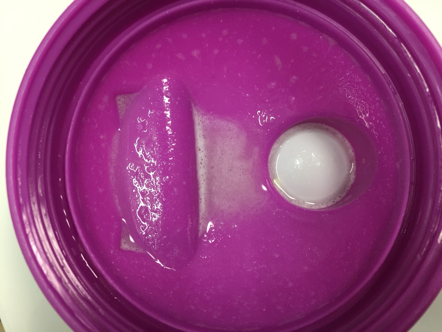 Active Women Diet Blend(アクティブウーマンダイエットブレンド)「Tosted Marshmallow(トーストマシュマロ味)」をシェイクした直後の様子。蓋側