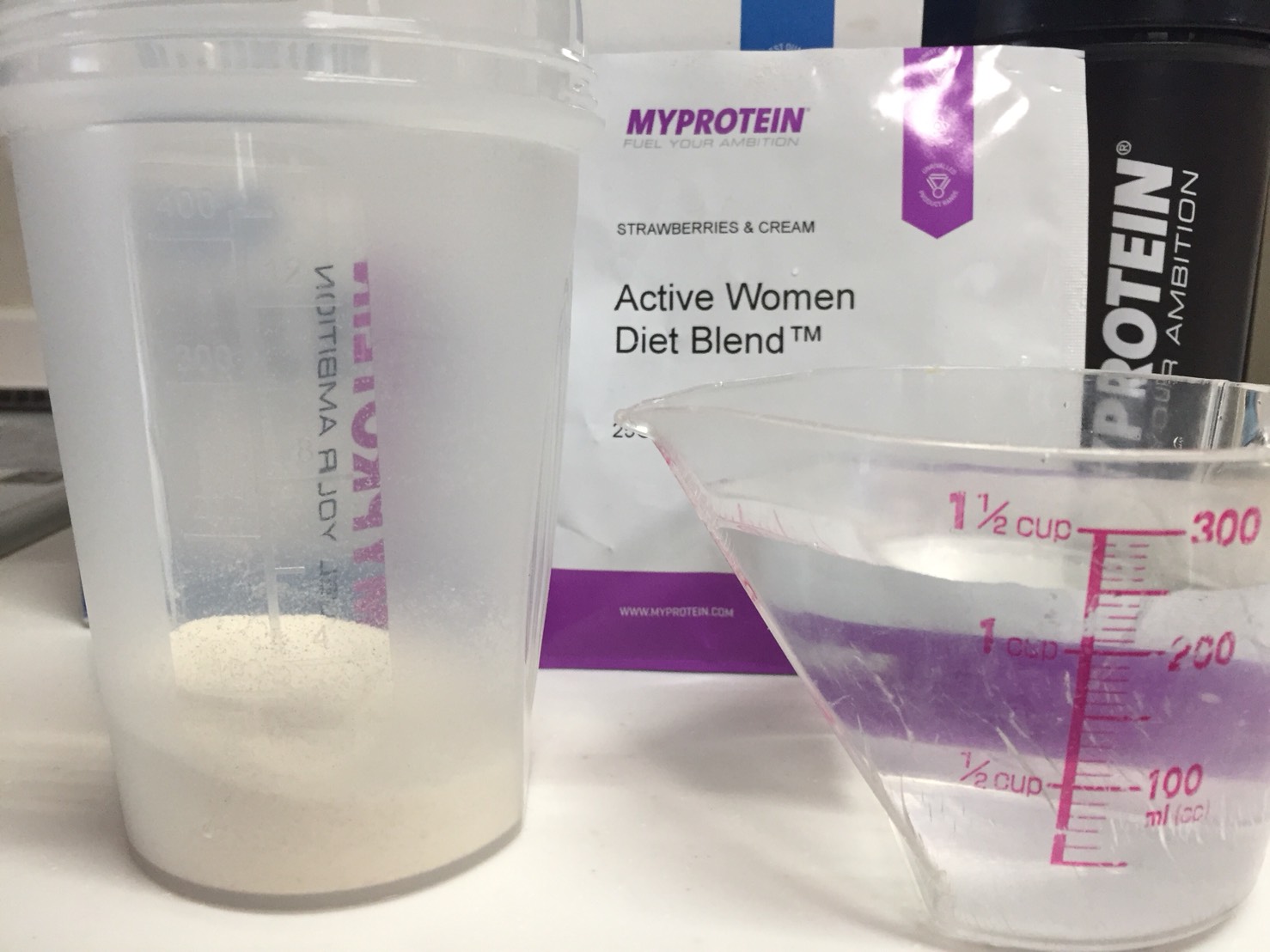 Active Women Diet Blend(アクティブウーマンダイエットブレンド)「STRAWBERRIES & CREAM(ストロベリー&クリーム味)」に250mlの水を注ぎます