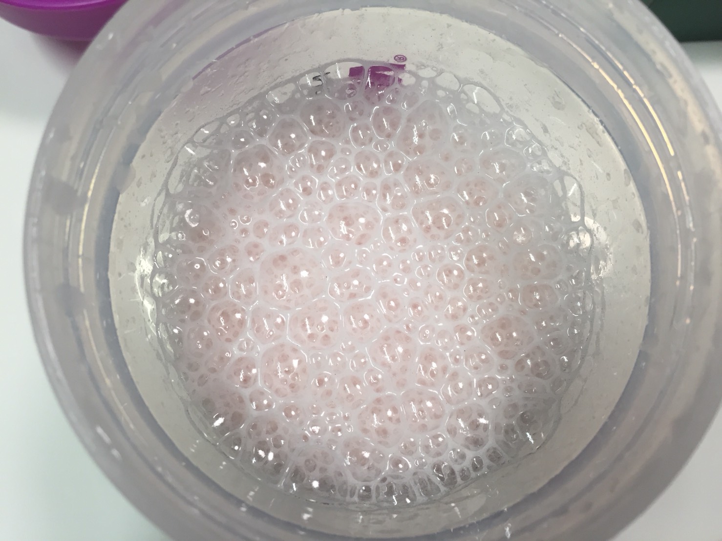 Active Women Diet Blend(アクティブウーマンダイエットブレンド)「STRAWBERRIES & CREAM(ストロベリー&クリーム味)」をシェイクした直後の様子