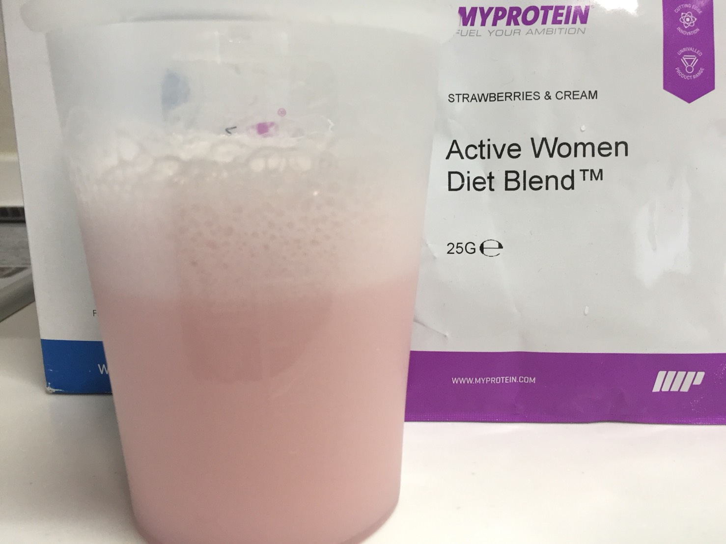 Active Women Diet Blend(アクティブウーマンダイエットブレンド)「STRAWBERRIES & CREAM(ストロベリー&クリーム味)」を横から撮影した様子