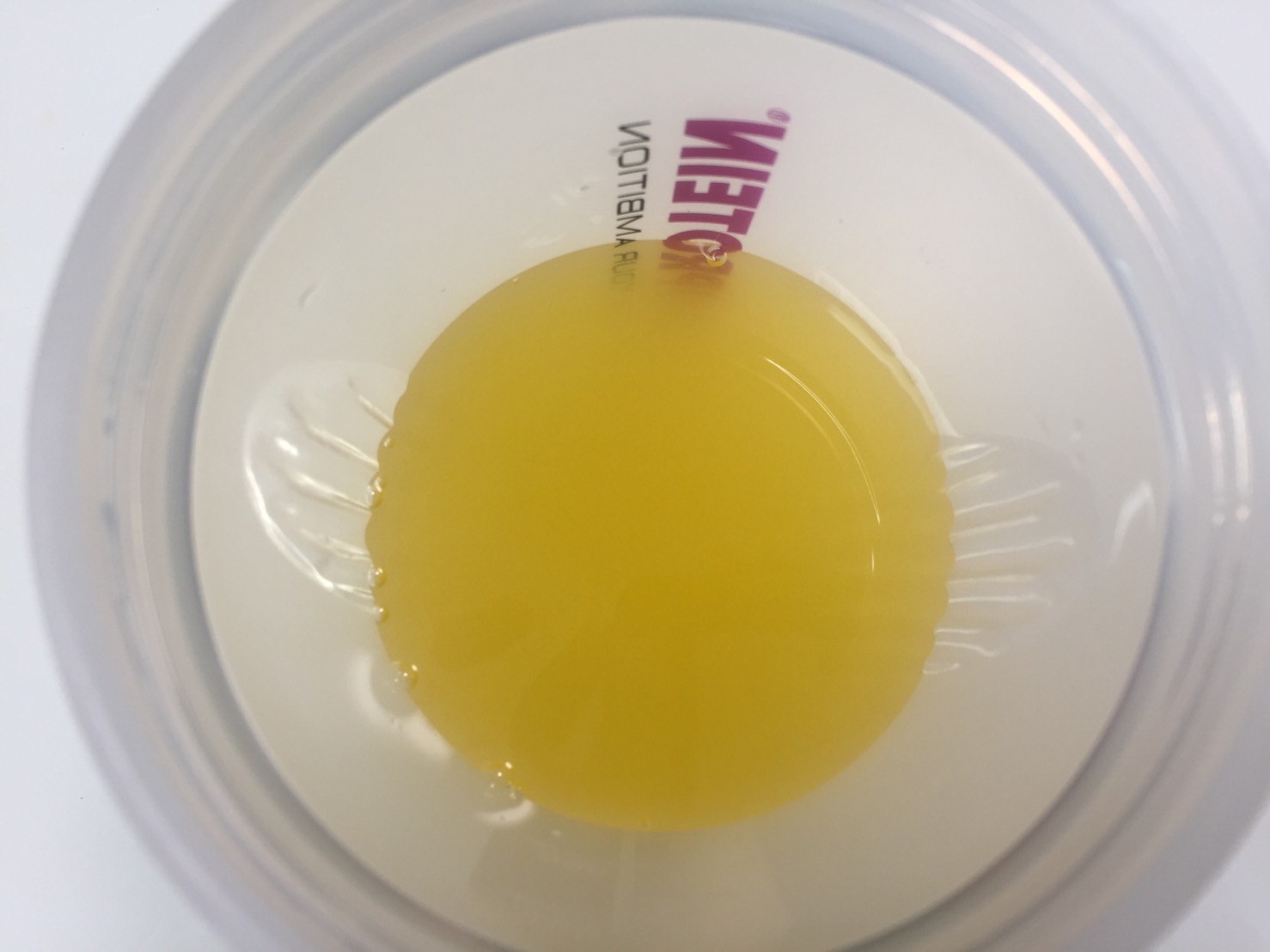 クレアチン一水和物粉末-TROPICAL STORM FLAVOUR(トロピカル味)に水を注いだ直後の様子