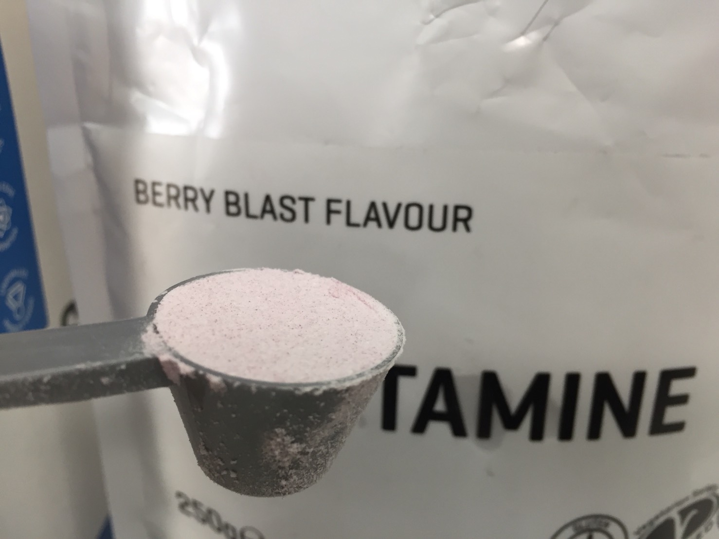L-グルタミン「BERRY BLAST FLAVOUR(ベリーブラスト味)」をスプーン摺り切り一杯にした様子