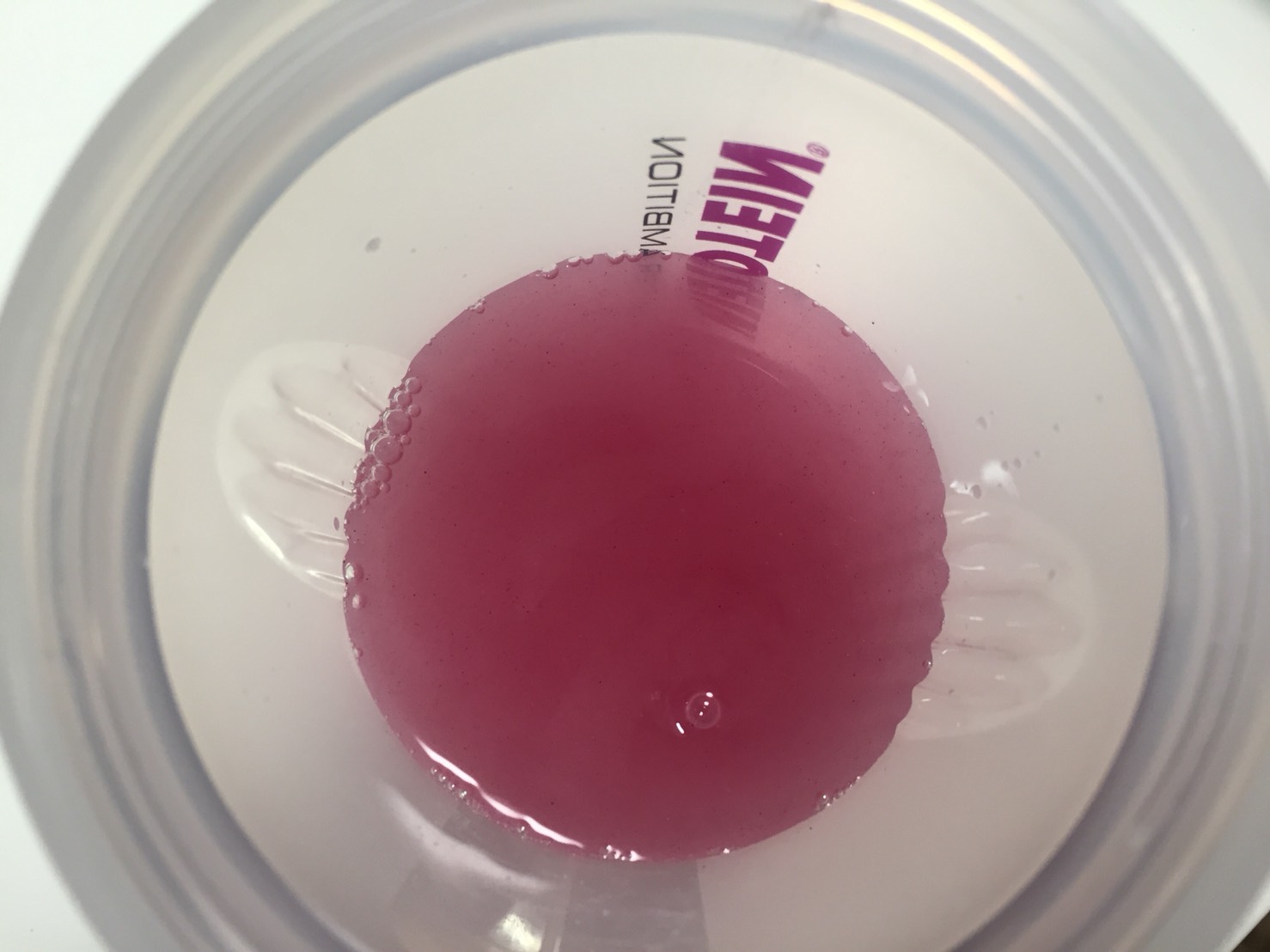 L-グルタミン「BERRY BLAST FLAVOUR(ベリーブラスト味)」に水を注いだ直後の様子