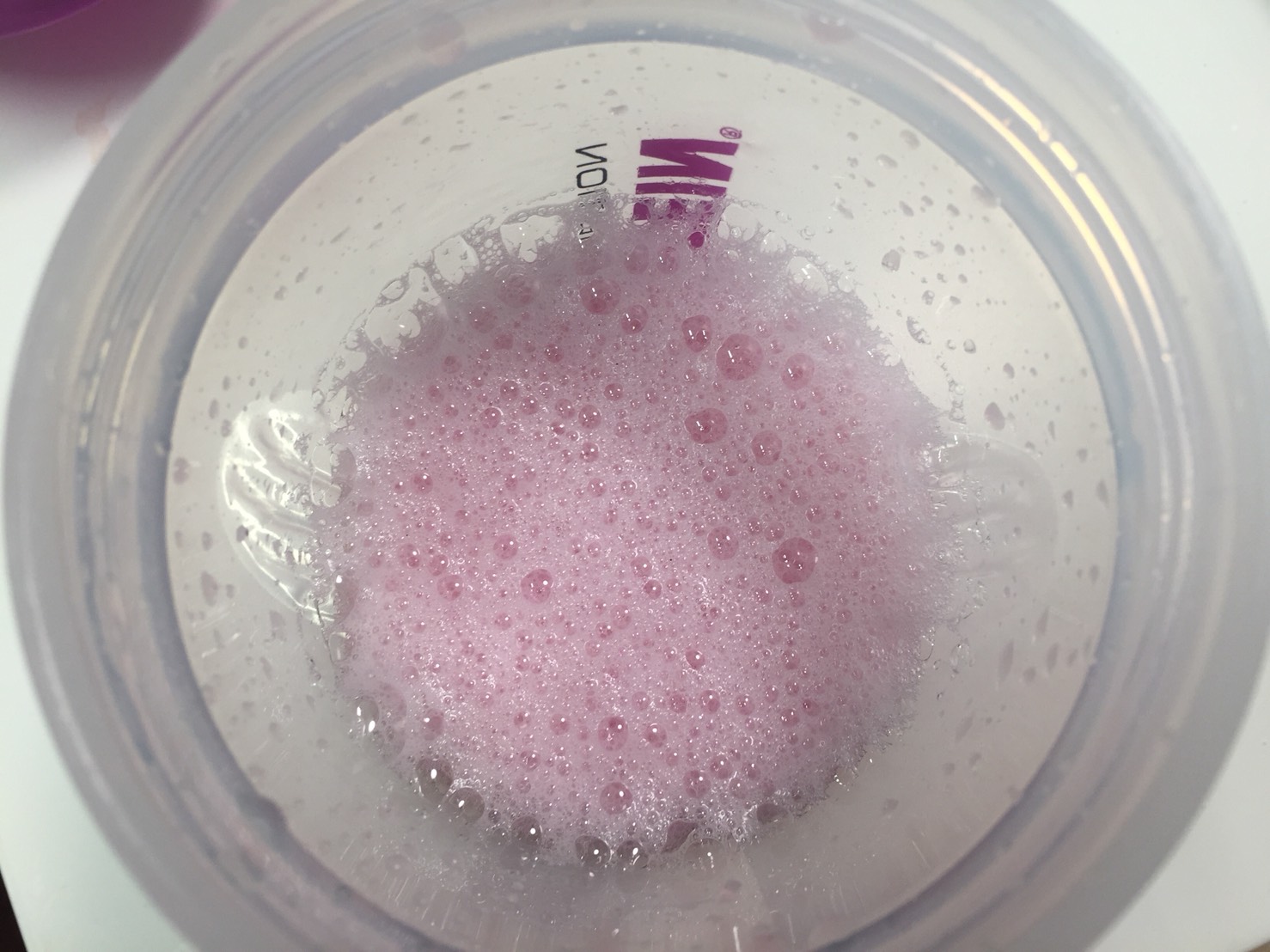 L-グルタミン「BERRY BLAST FLAVOUR(ベリーブラスト味)」をシェイクした直後の様子