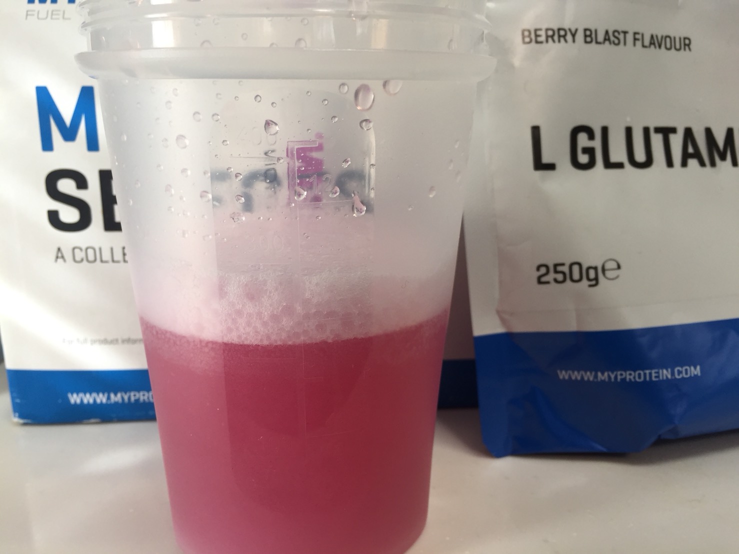 L-グルタミン「BERRY BLAST FLAVOUR(ベリーブラスト味)」を横から撮影した様子がこちら