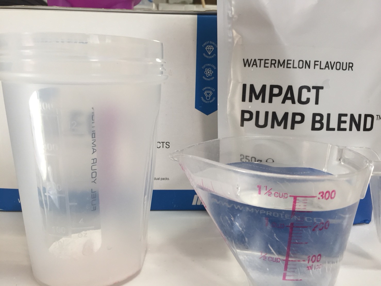 IMPACT パンプブレンド「WATERMELON FLAVOUR(スイカ味)」を250mlの水に溶かします