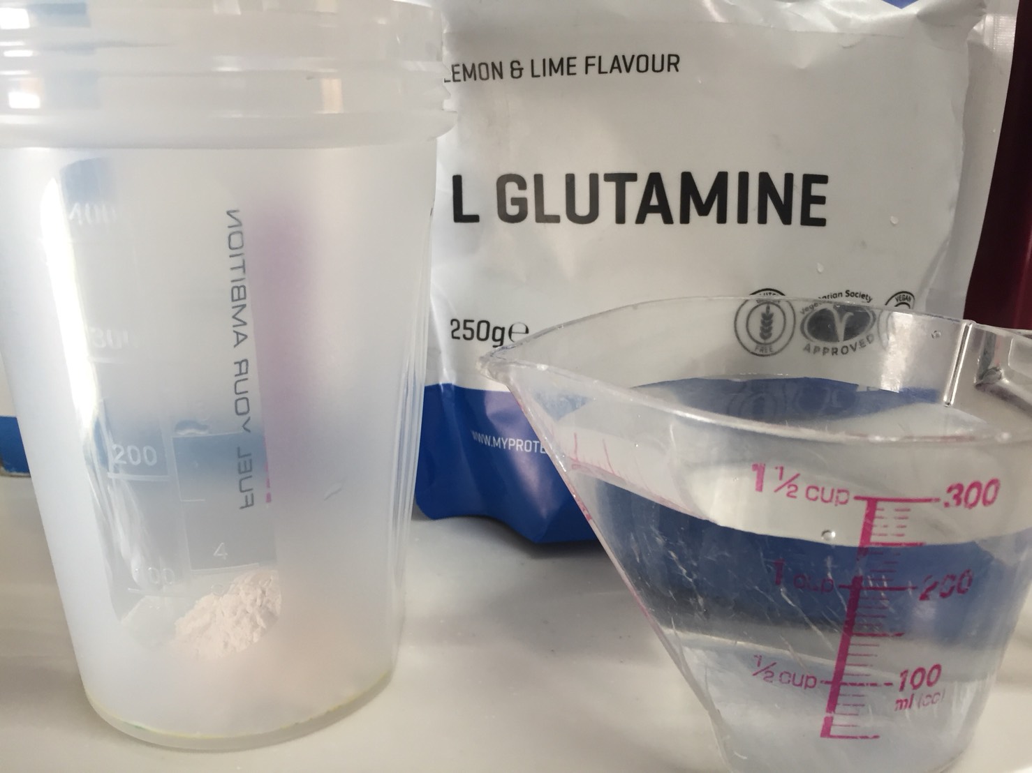 L-グルタミン「LEMON&LIME FLAVOUR(レモン&ライム味)」を250mlの水に溶かします。