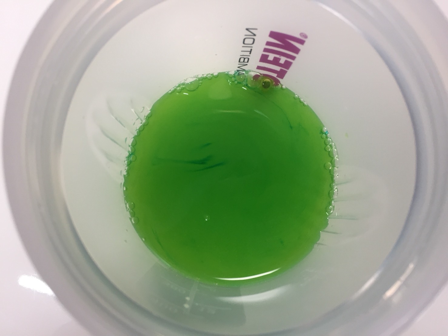 L-グルタミン「LEMON&LIME FLAVOUR(レモン&ライム味)」に水を注いだ直後の様子